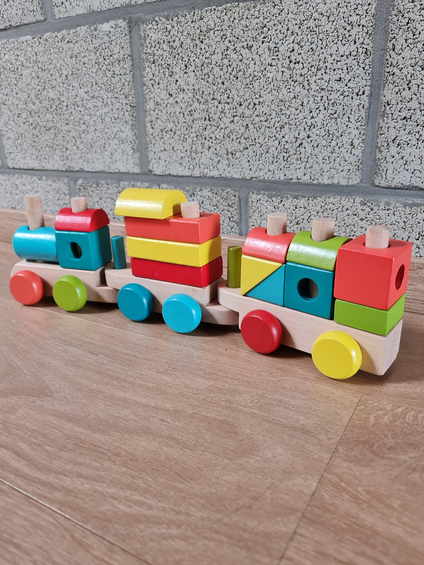 Houten vormentrein Hema
