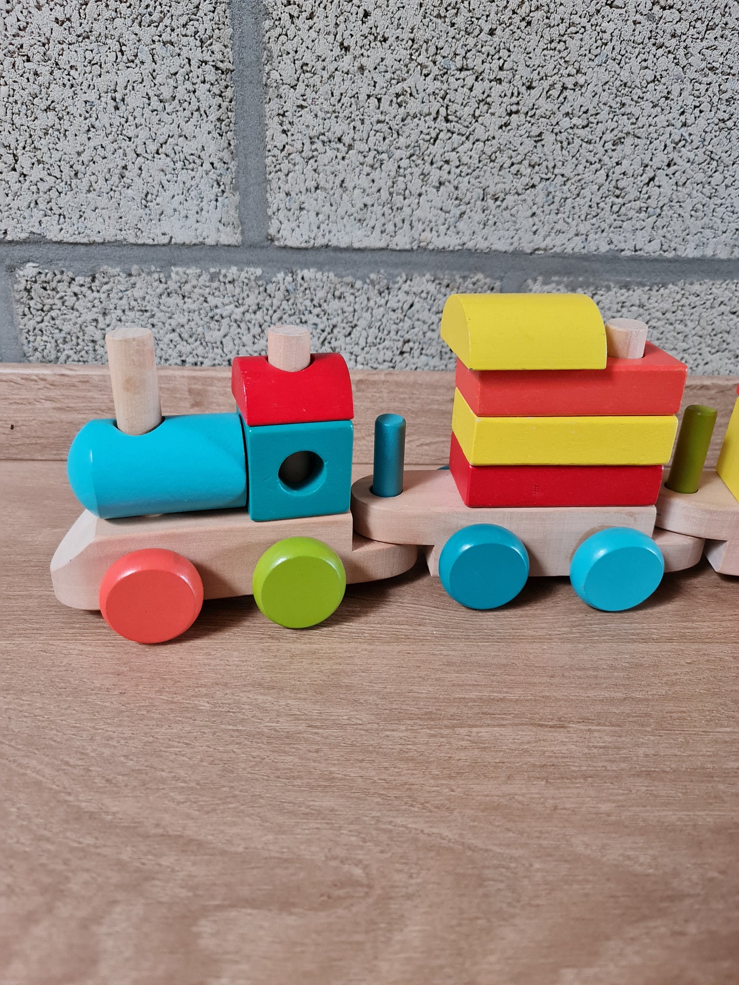 Houten vormentrein Hema