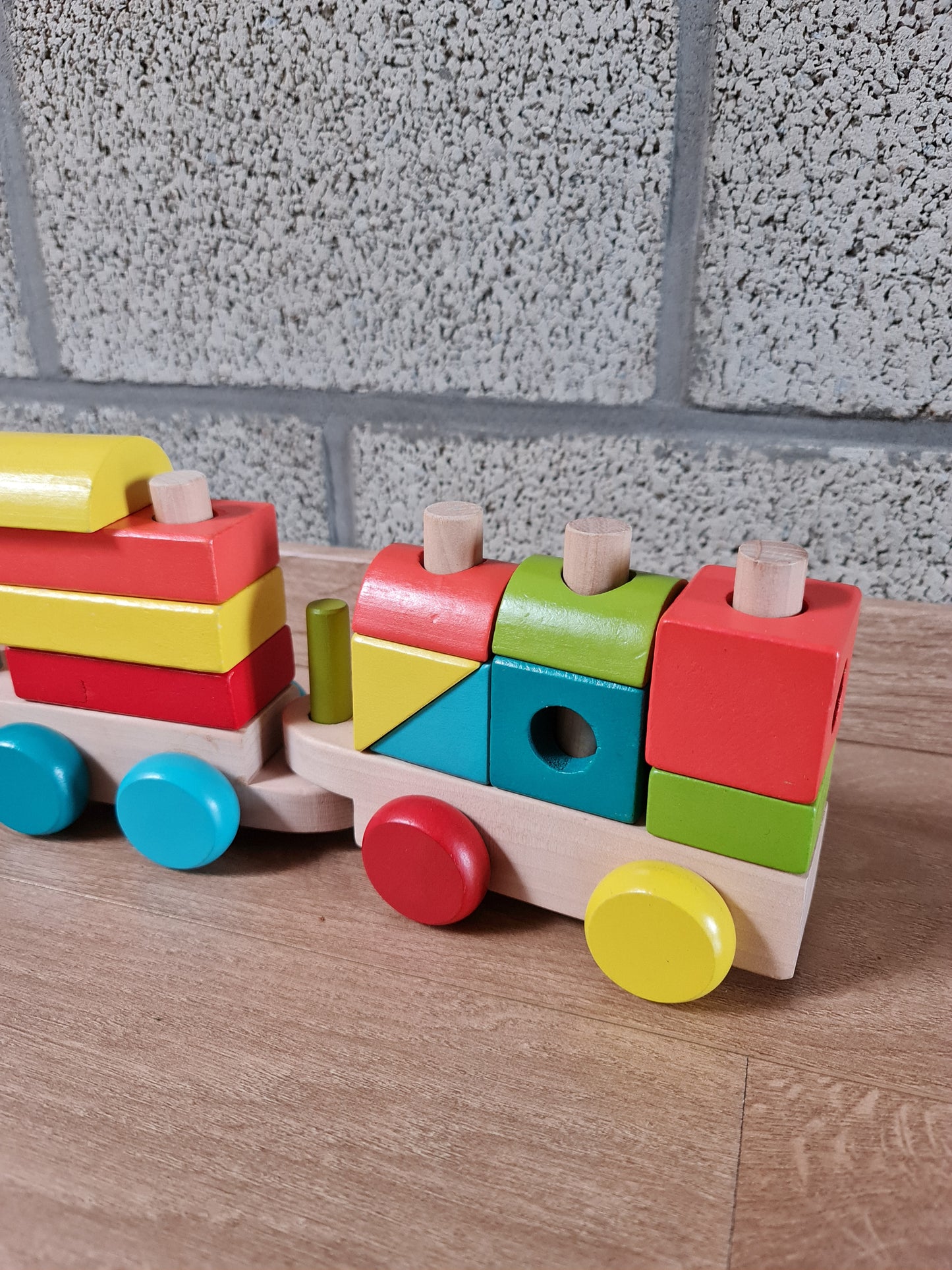 Houten vormentrein Hema