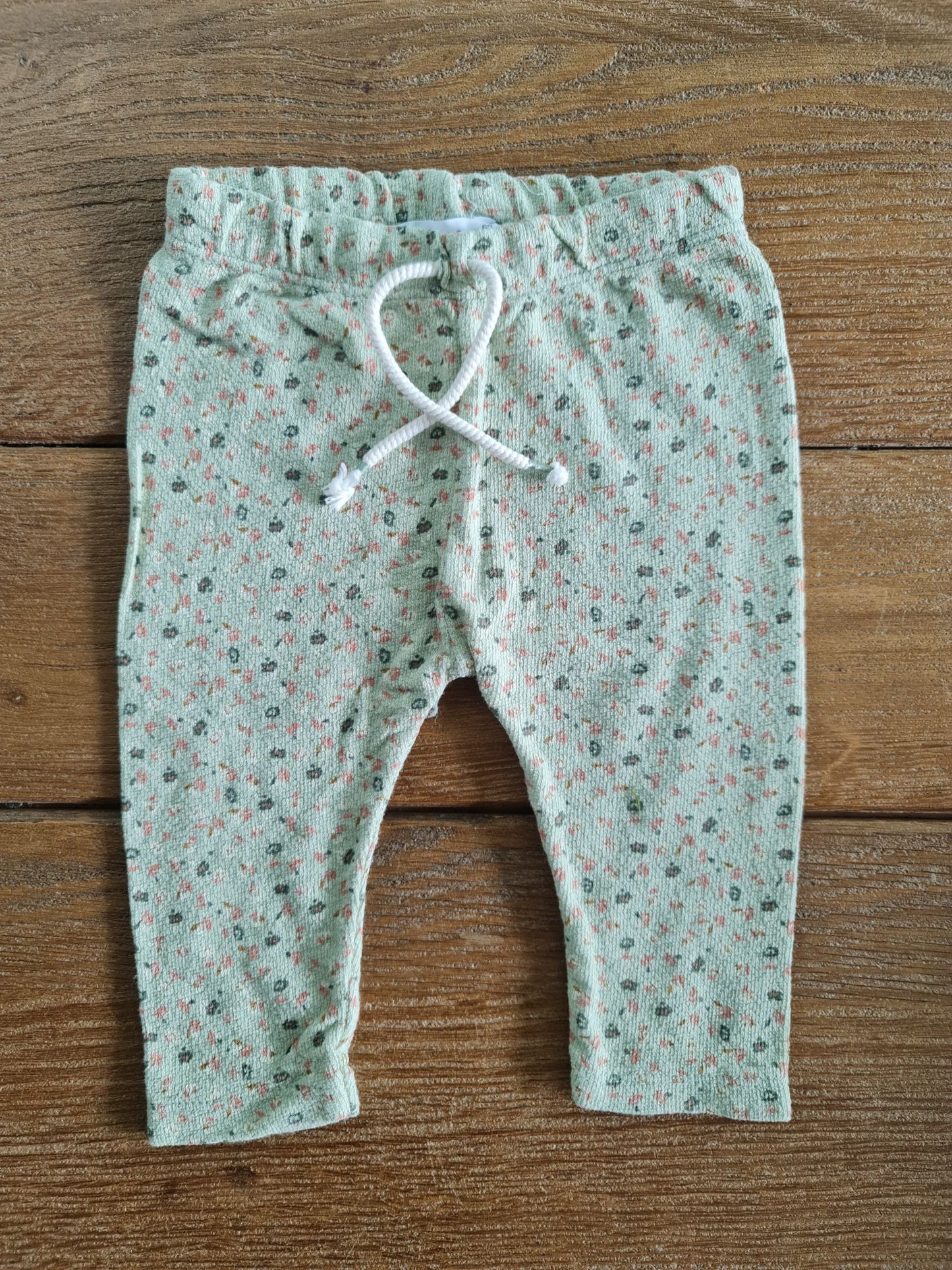 Broekje met bloemen 62 Zara