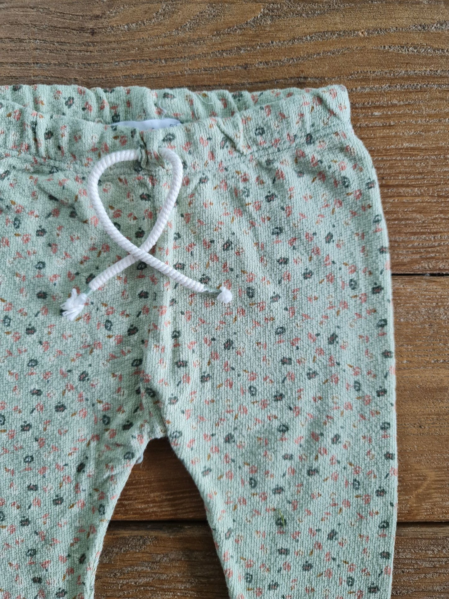 Broekje met bloemen 62 Zara