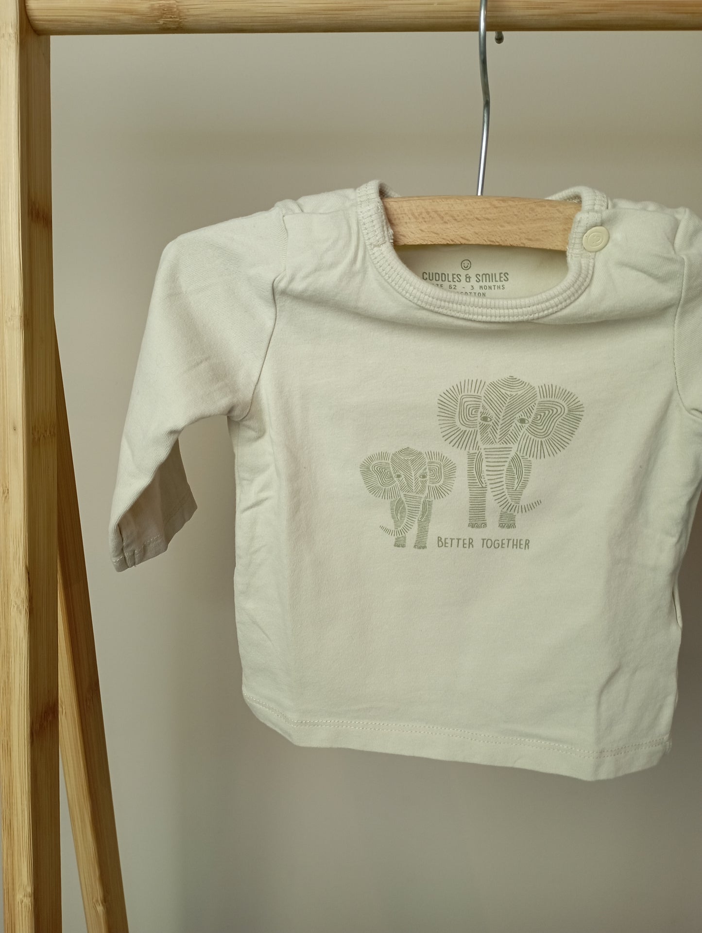 Longsleeve met olifanten 62 Cuddles and smiles