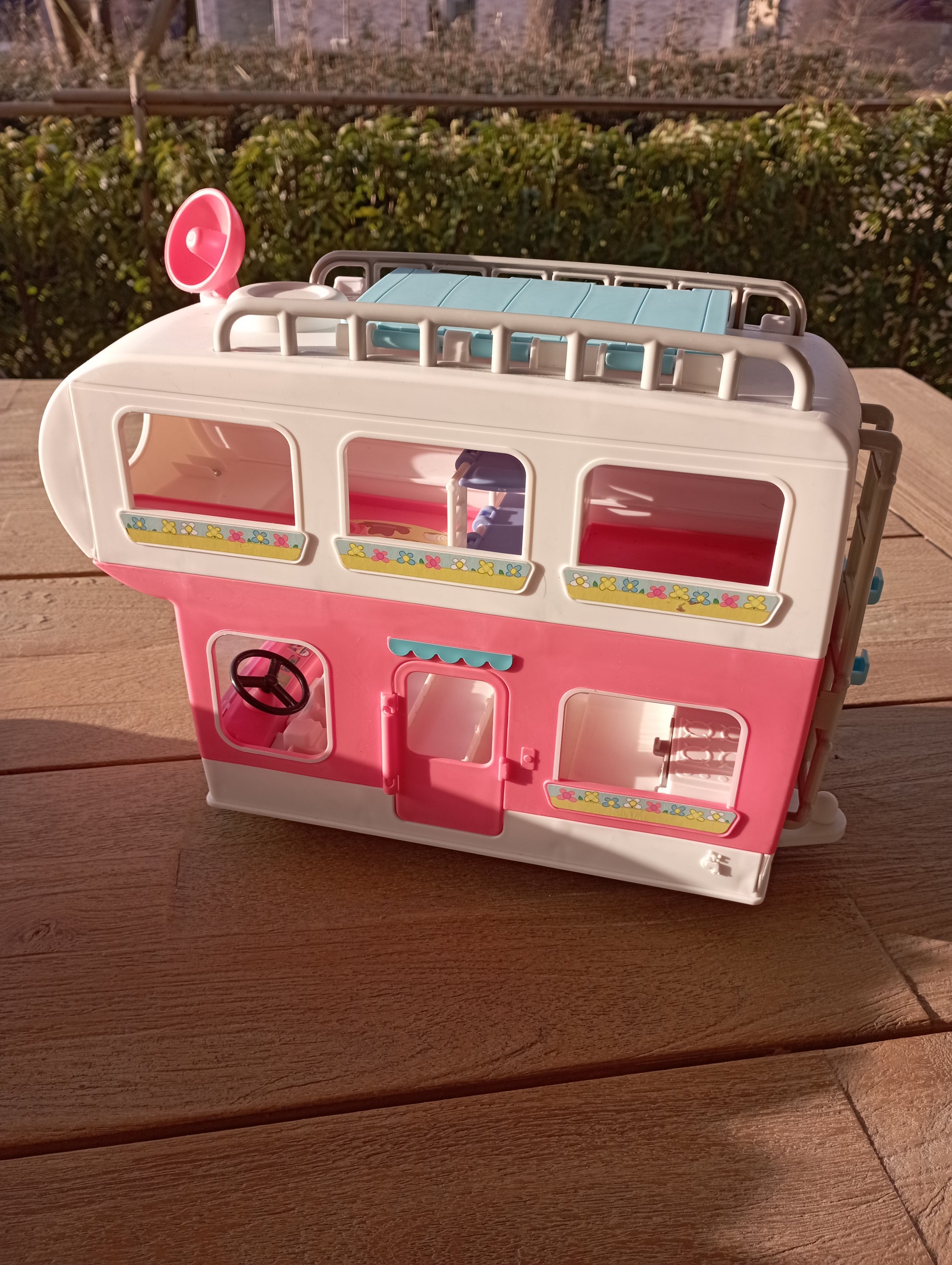 Peppa Pig Adventure family camper + Classroom Hasbro