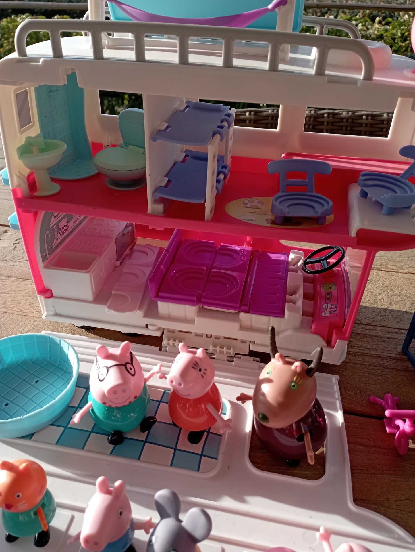 Peppa Pig Adventure family camper + Classroom Hasbro