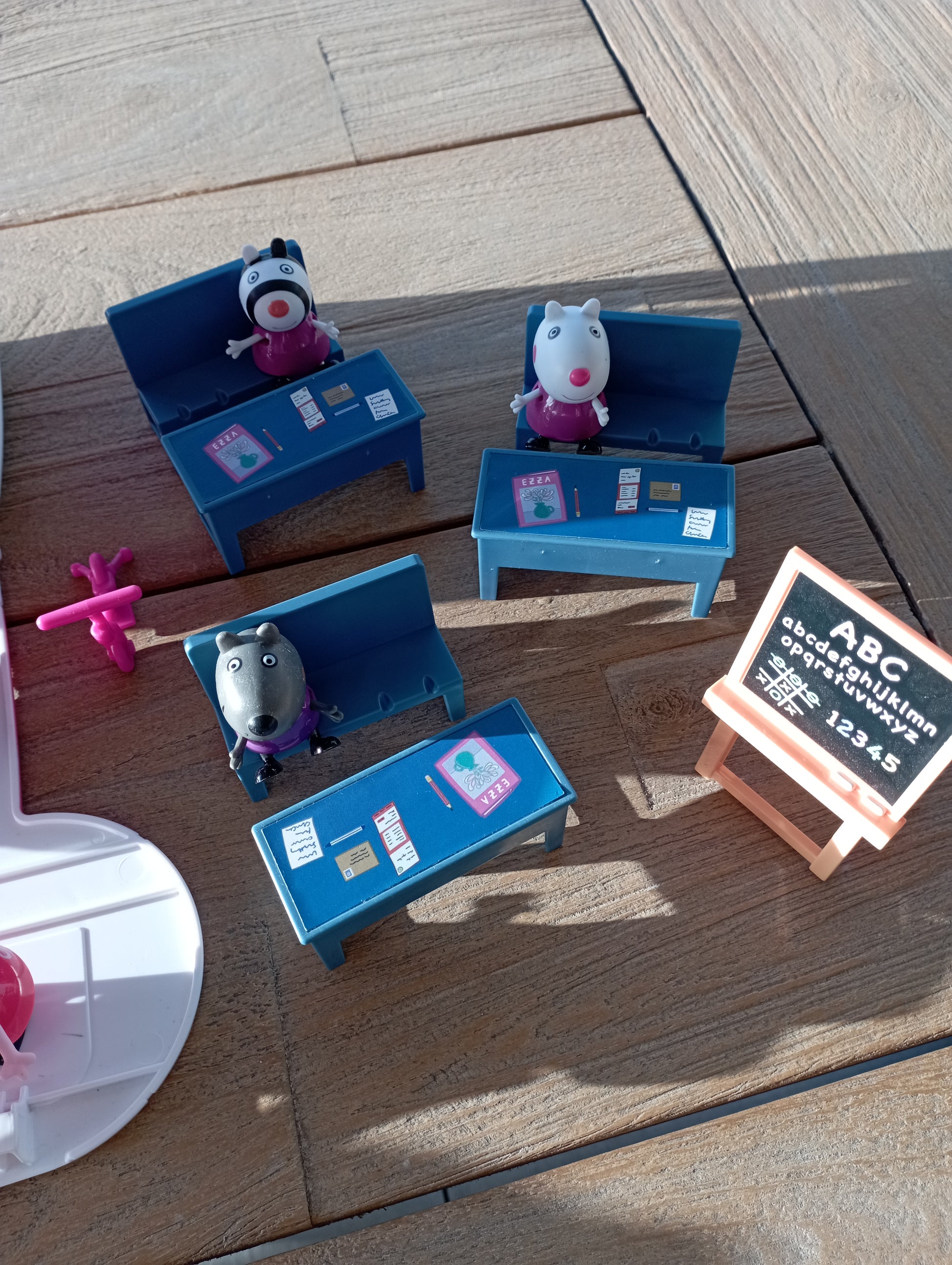 Peppa Pig Adventure family camper + Classroom Hasbro