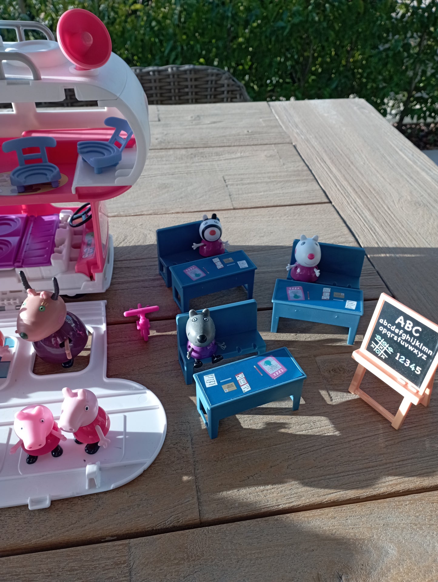 Peppa Pig Adventure family camper + Classroom Hasbro