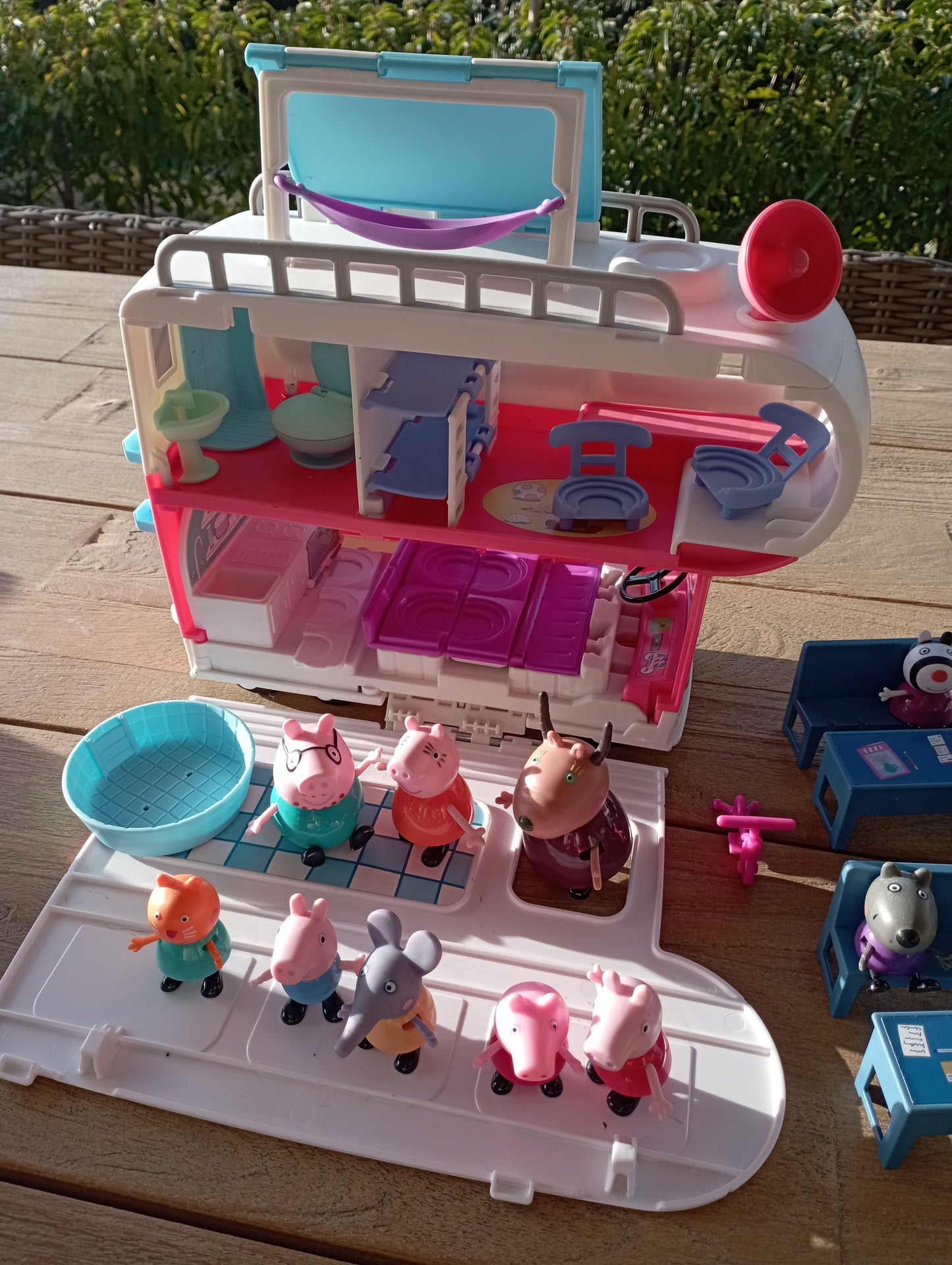 Peppa Pig Adventure family camper + Classroom Hasbro