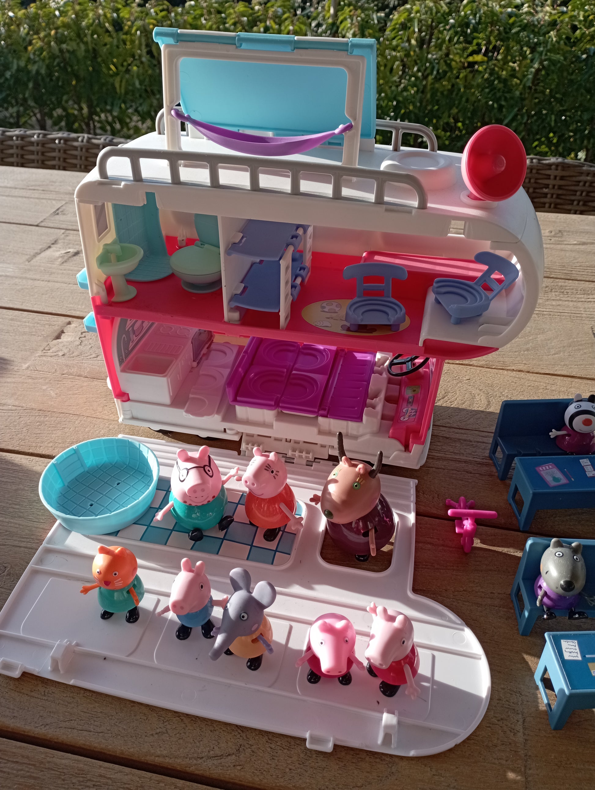 Peppa Pig Adventure family camper + Classroom Hasbro