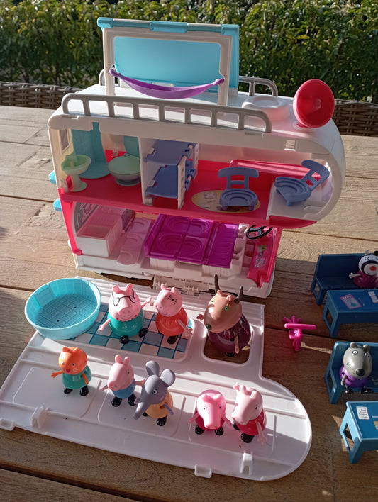 Peppa Pig Adventure family camper + Classroom Hasbro