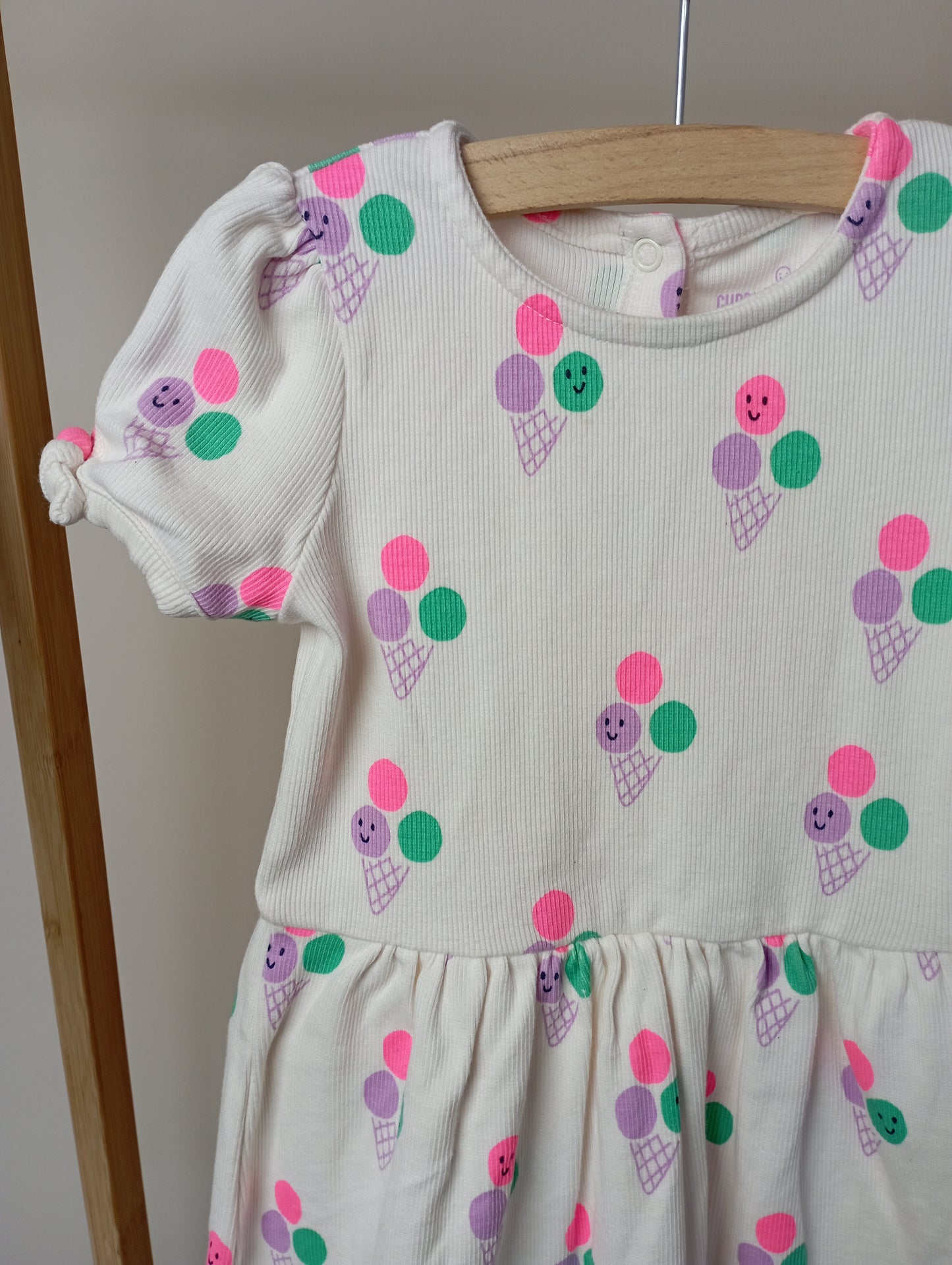 Jurkje met ijsjes 86 Cuddles and smiles