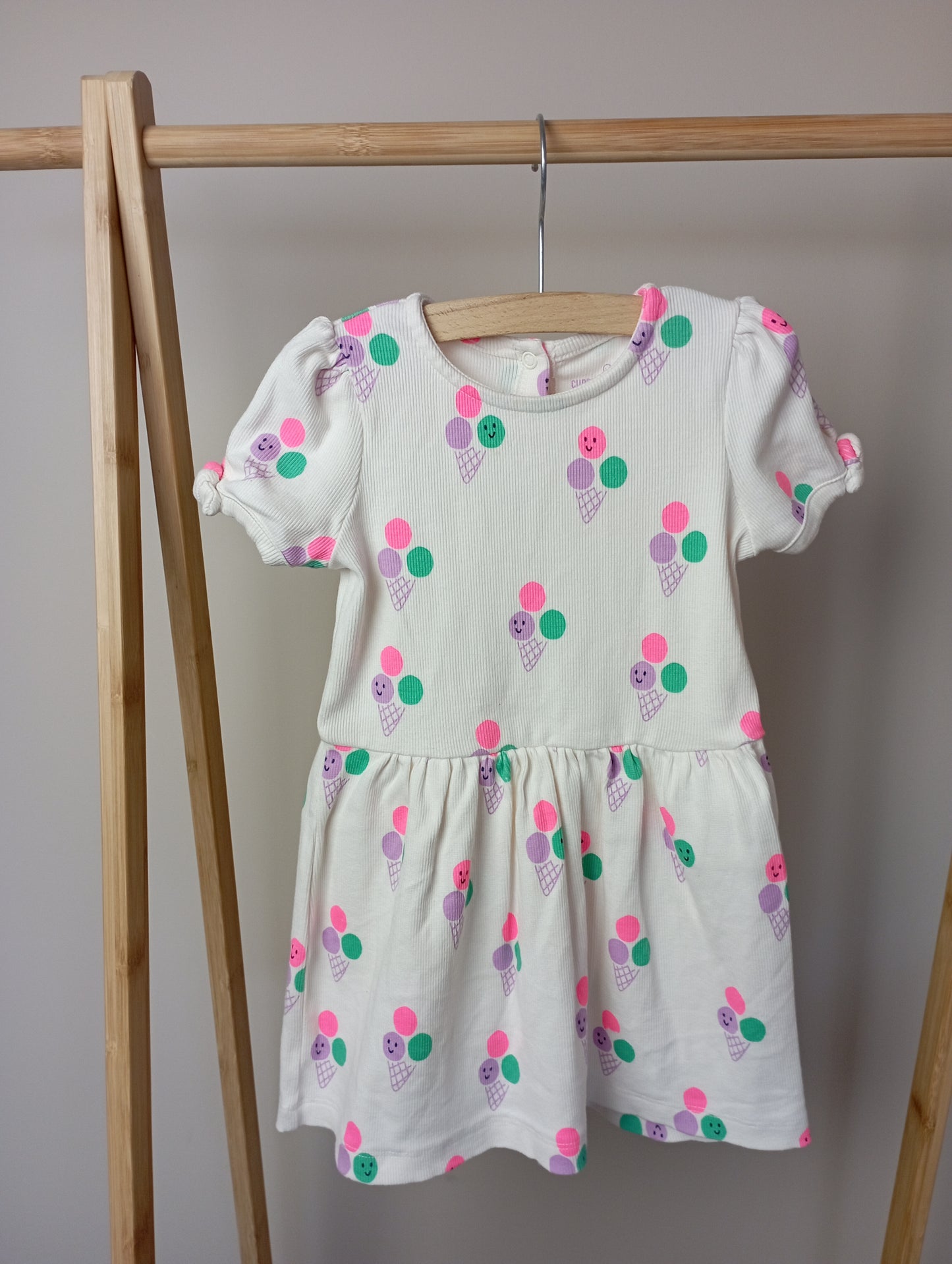 Jurkje met ijsjes 86 Cuddles and smiles