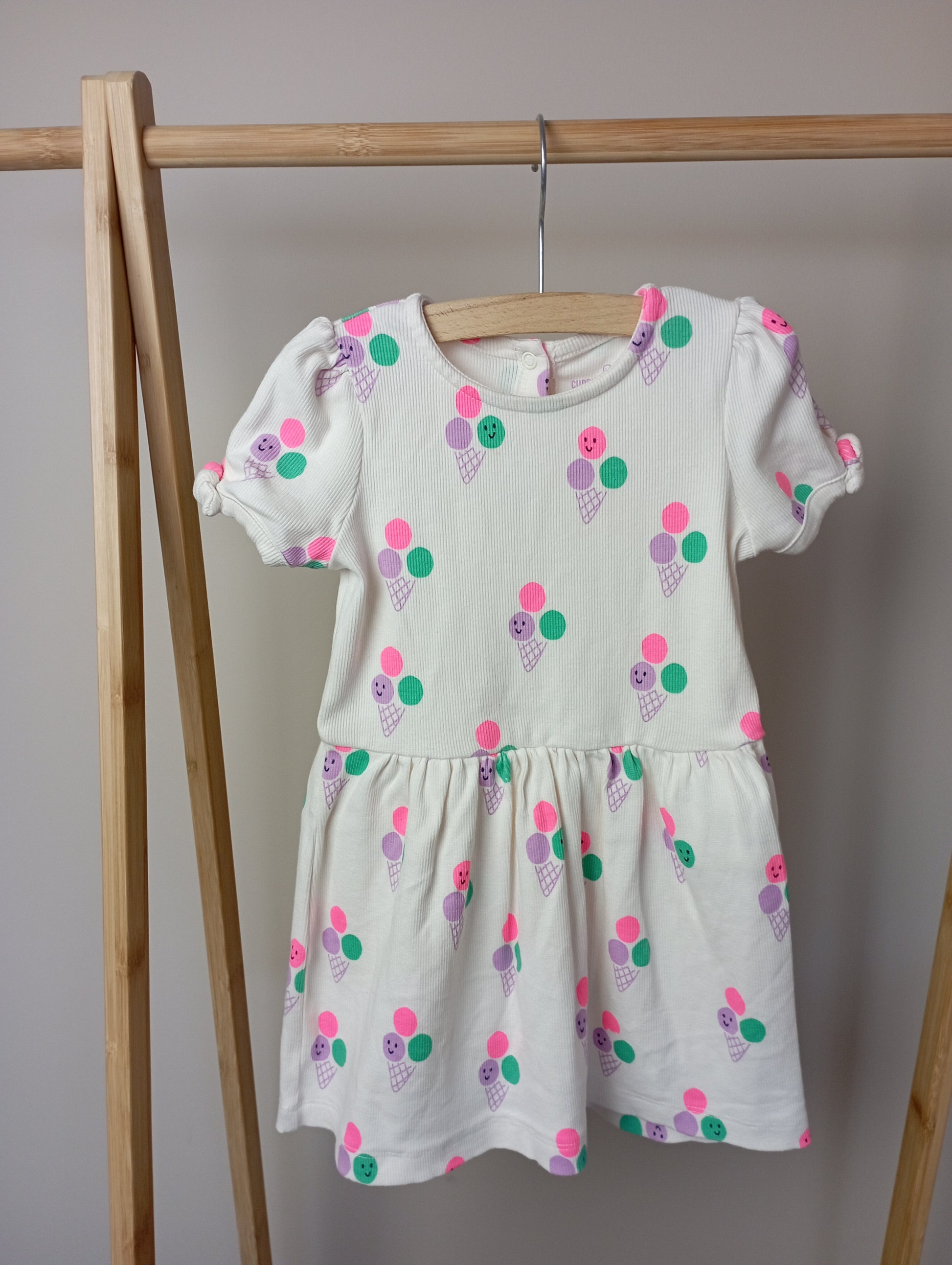 Jurkje met ijsjes 86 Cuddles and smiles