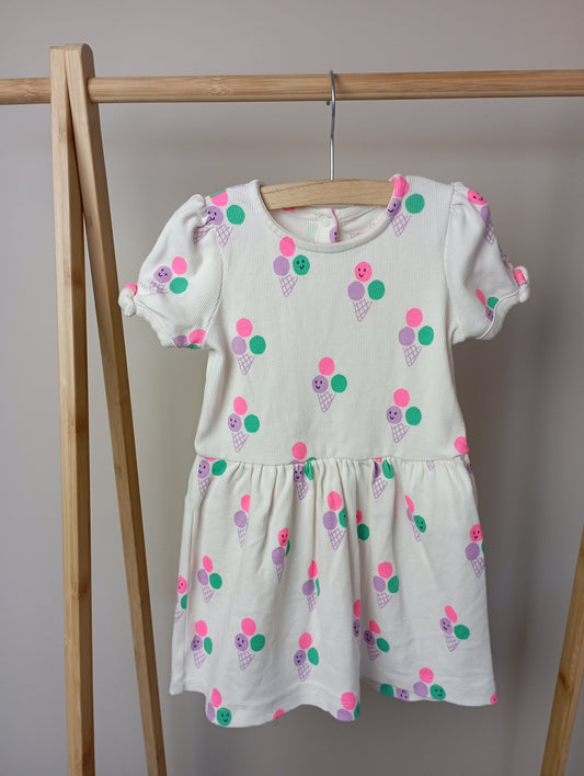 Jurkje met ijsjes 86 Cuddles and smiles