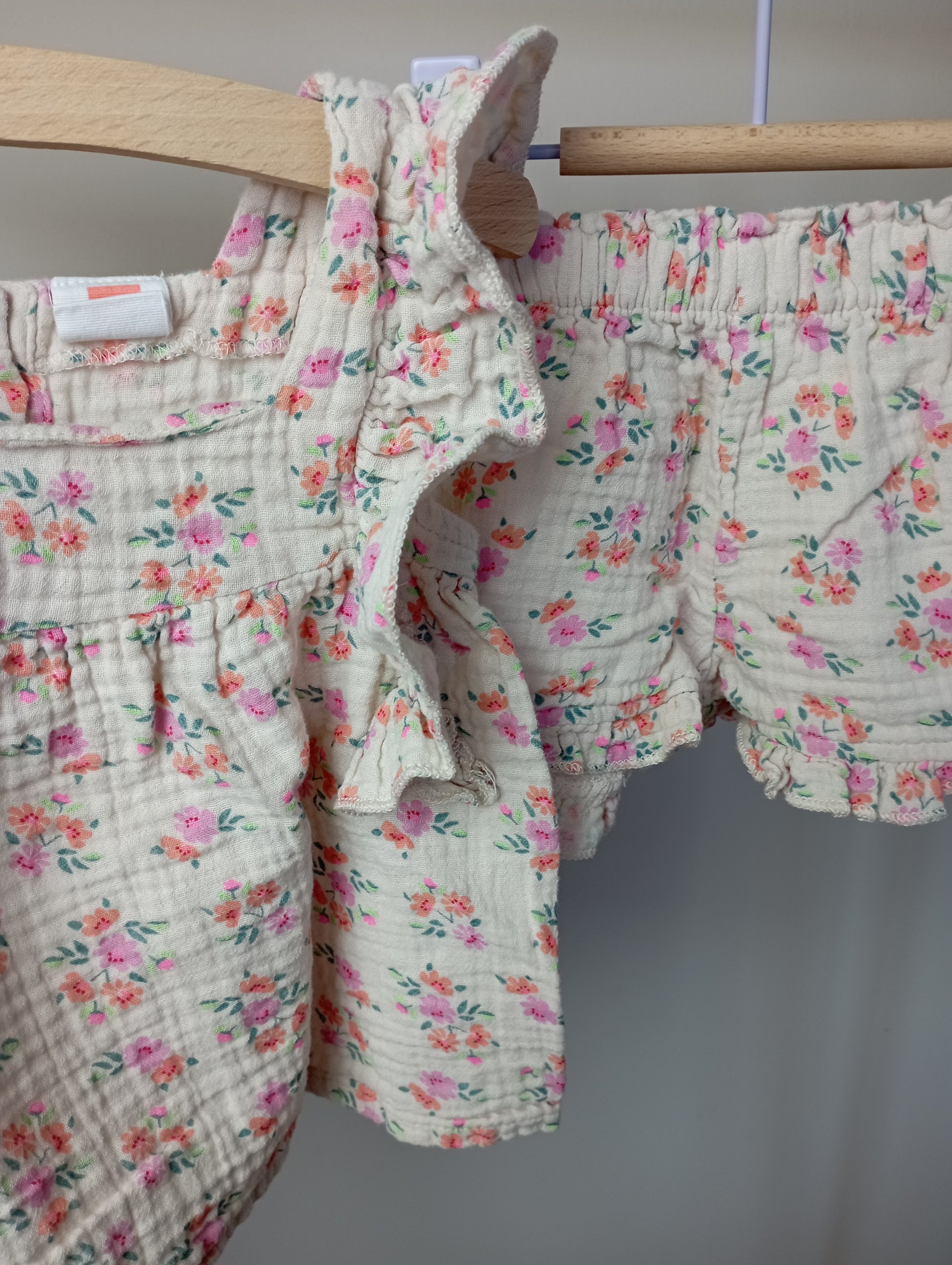 Luchtig setje met bloemen 74 Hema
