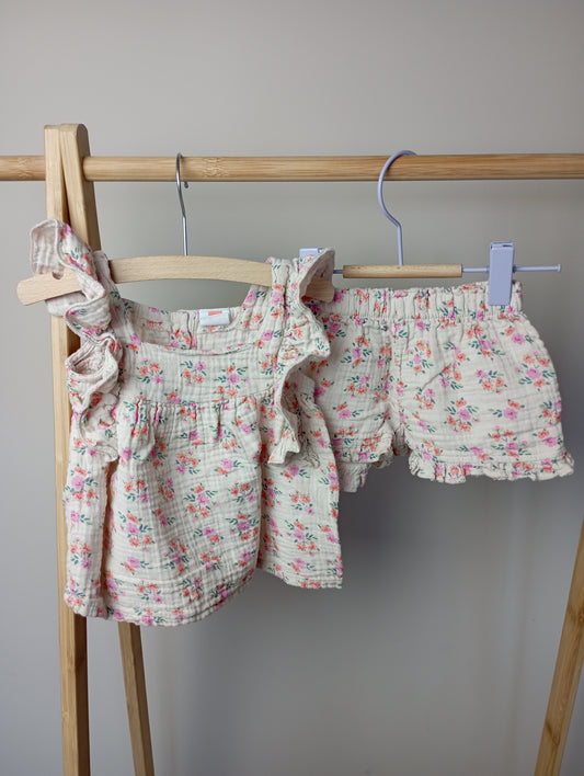 Luchtig setje met bloemen 74 Hema