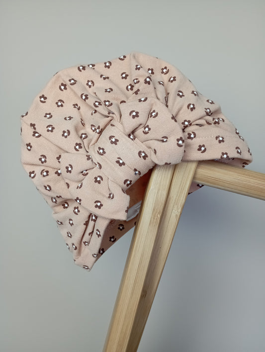 Muts met bloemen 56 Cuddles and smiles