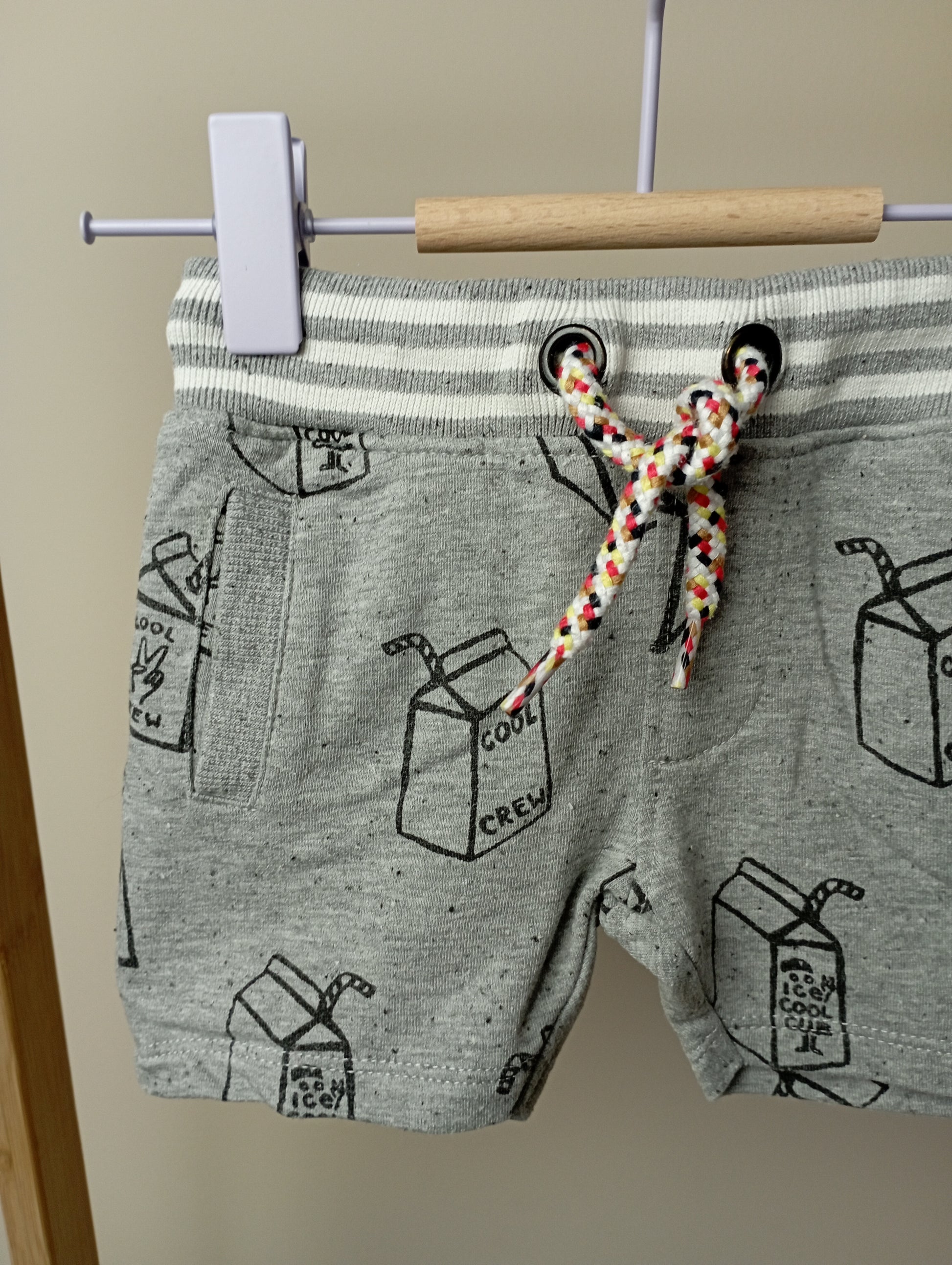 Short met brikjes 68 Feetje