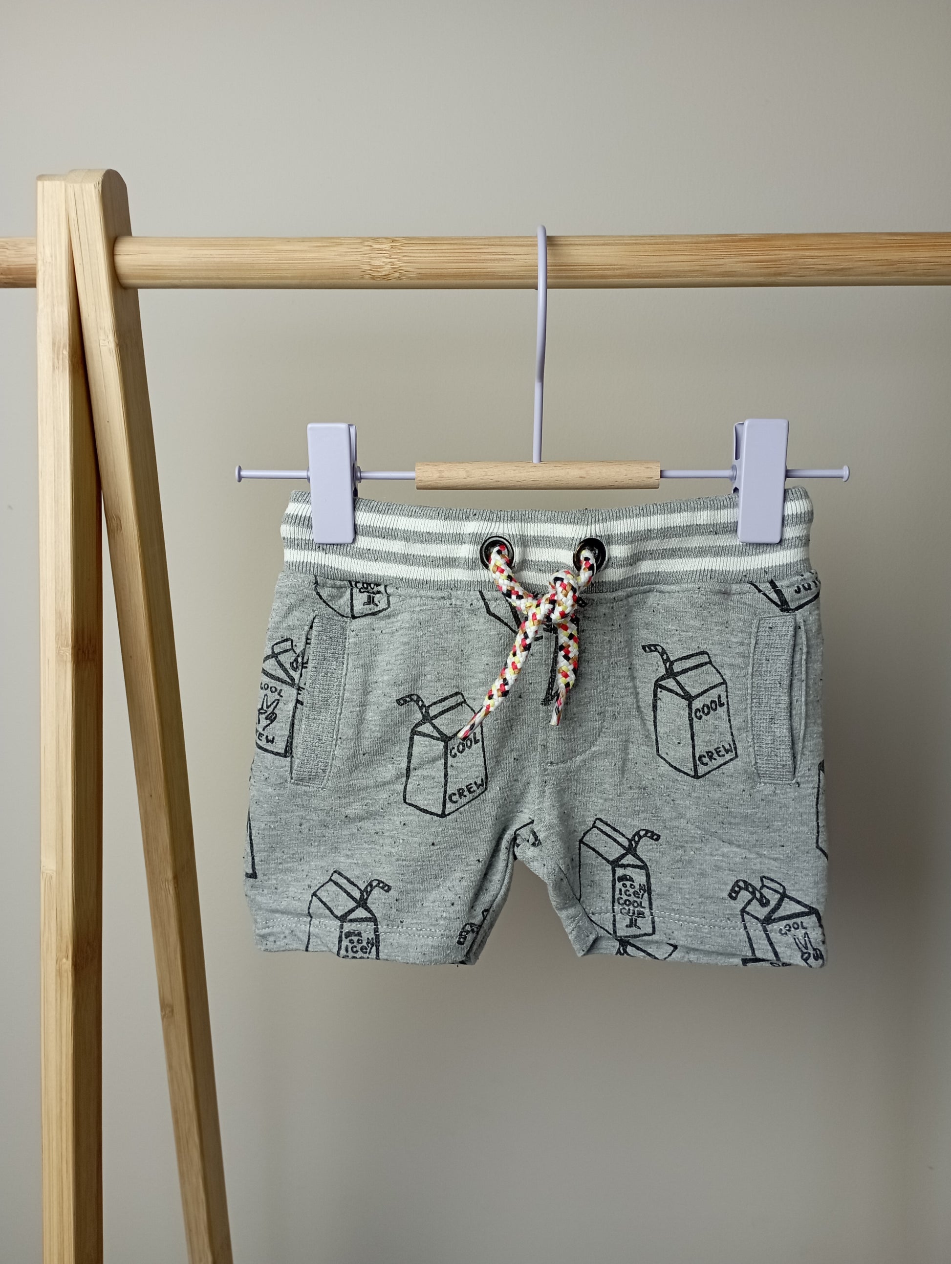 Short met brikjes 68 Feetje