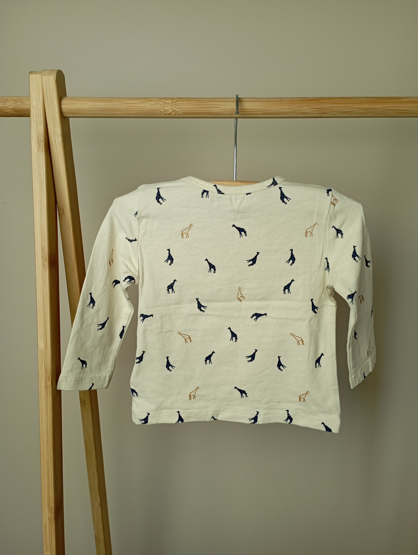 Longsleeve met giraffen 68 Cuddles and smiles