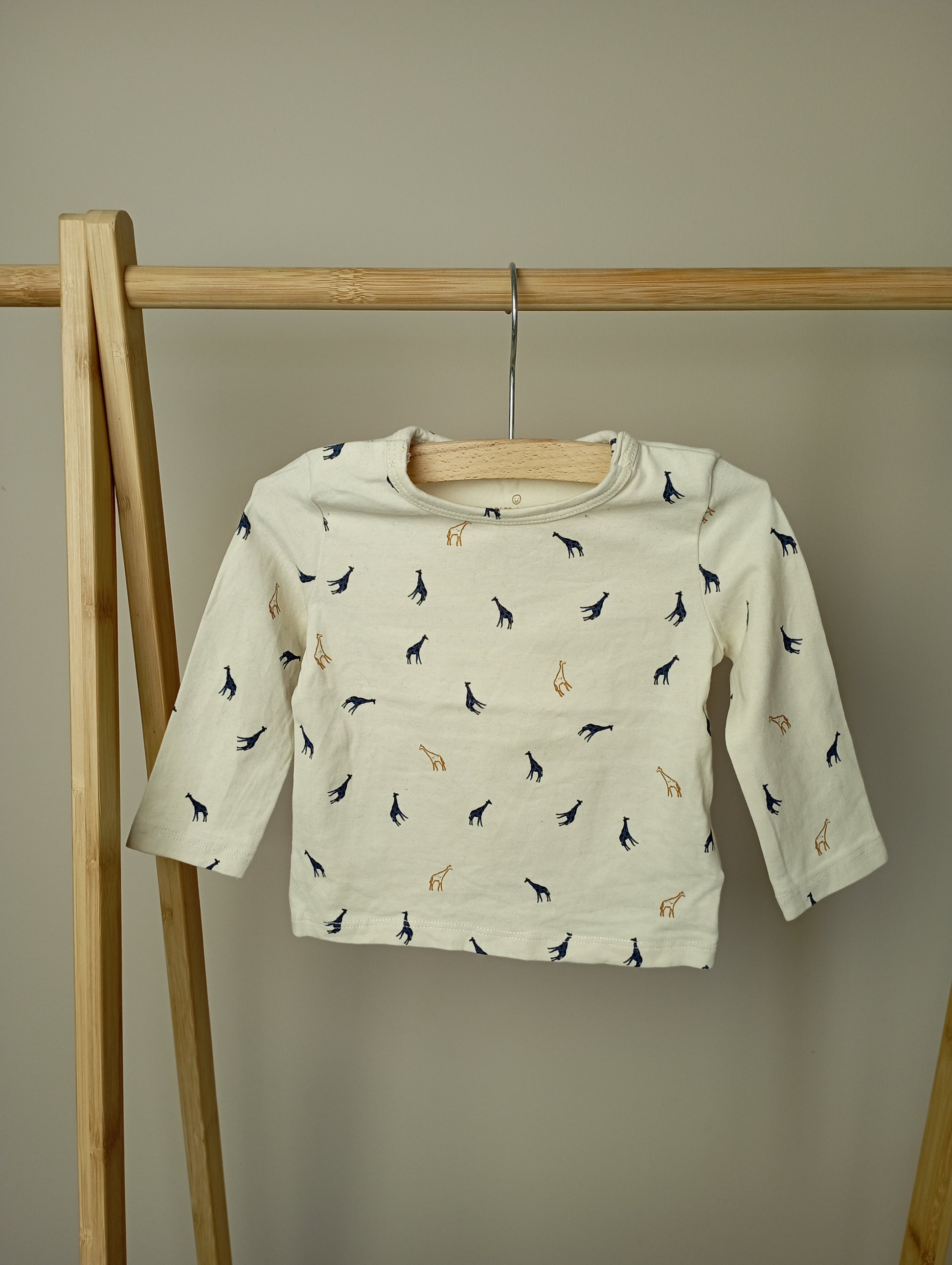 Longsleeve met giraffen 68 Cuddles and smiles