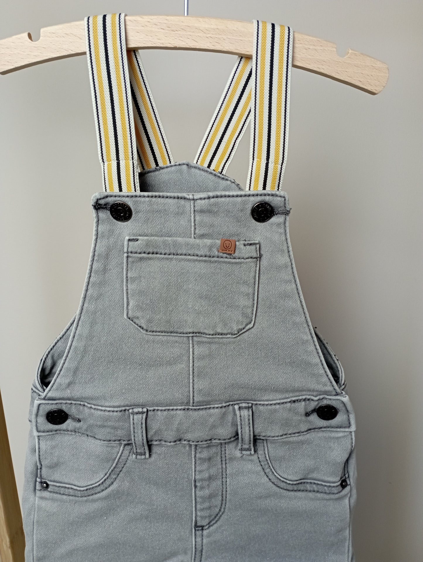 Jeanssalopette 80 Cuddles and smiles