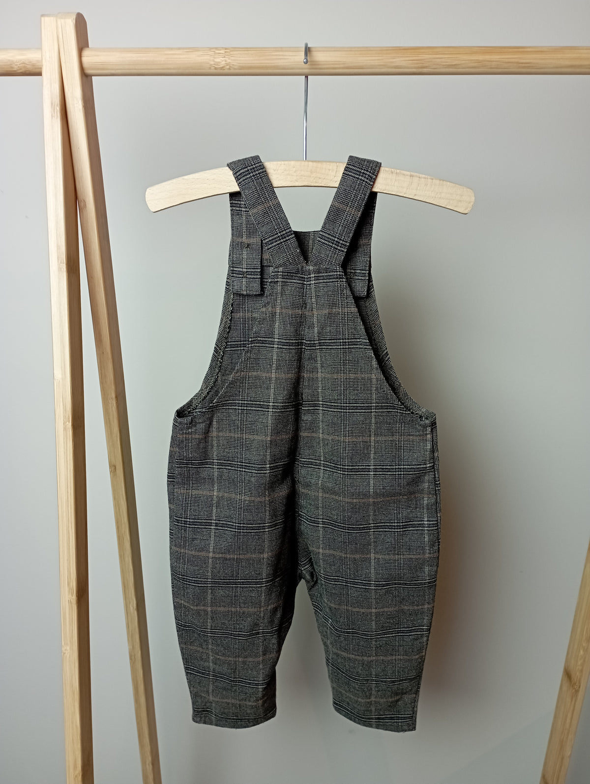 Geruite salopette 68 Cuddles and smiles
