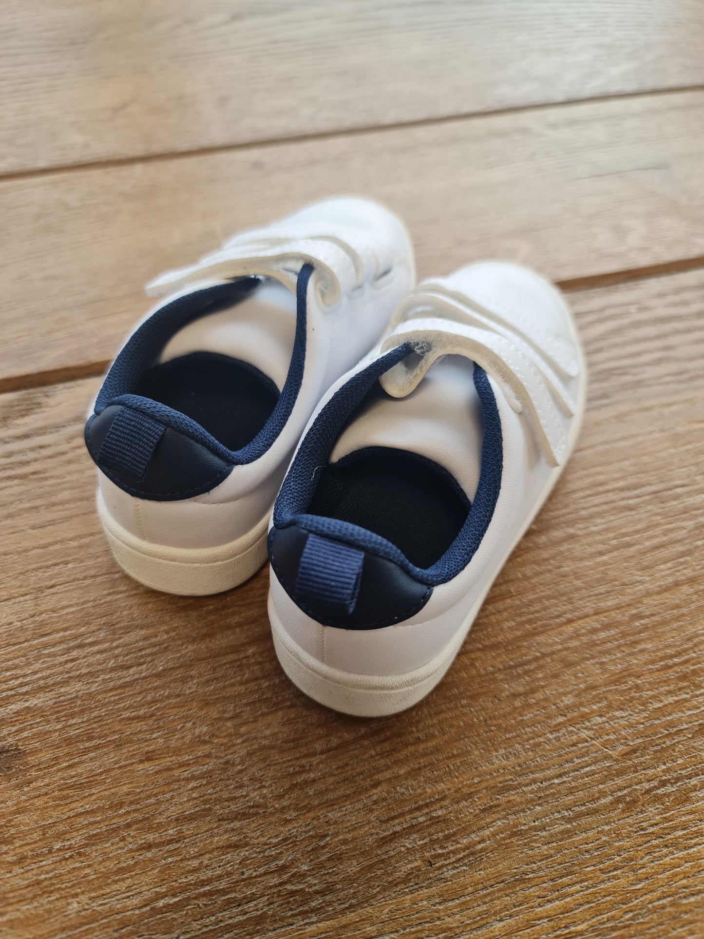 Sneakers met klevers 25