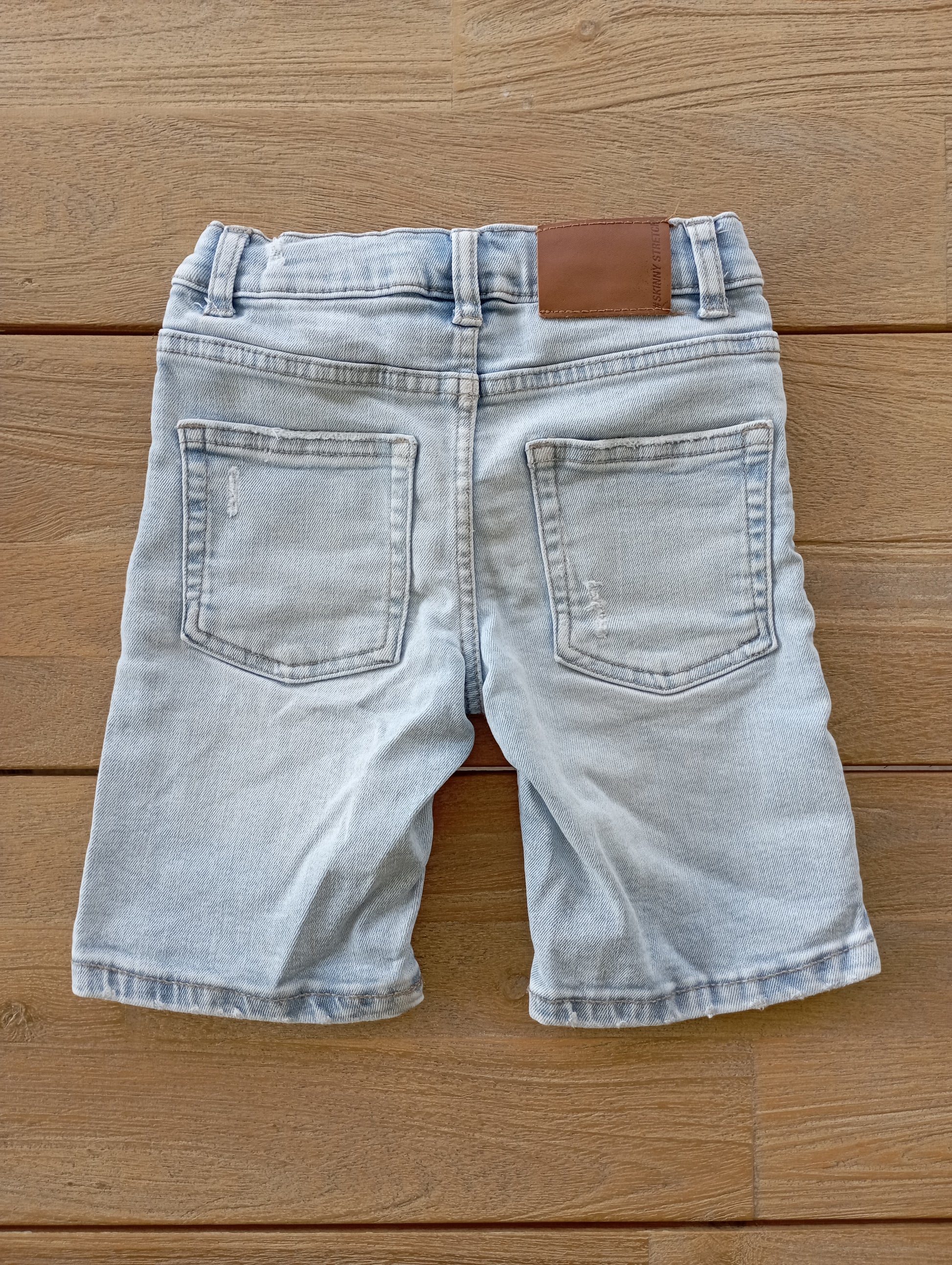Jeansshort met scheuren 116 Zara
