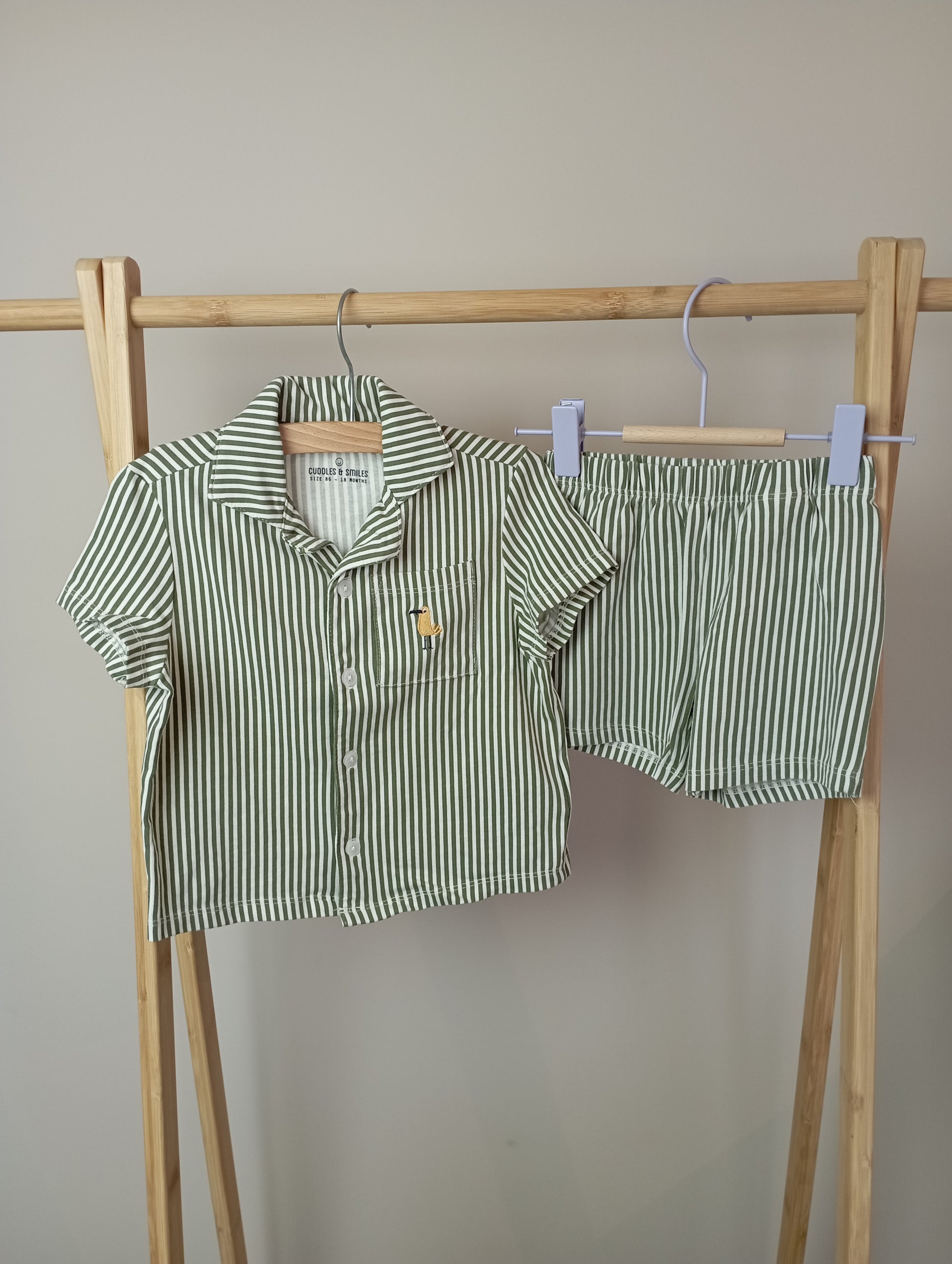 Pyjama met strepen 86 Cuddles and smiles