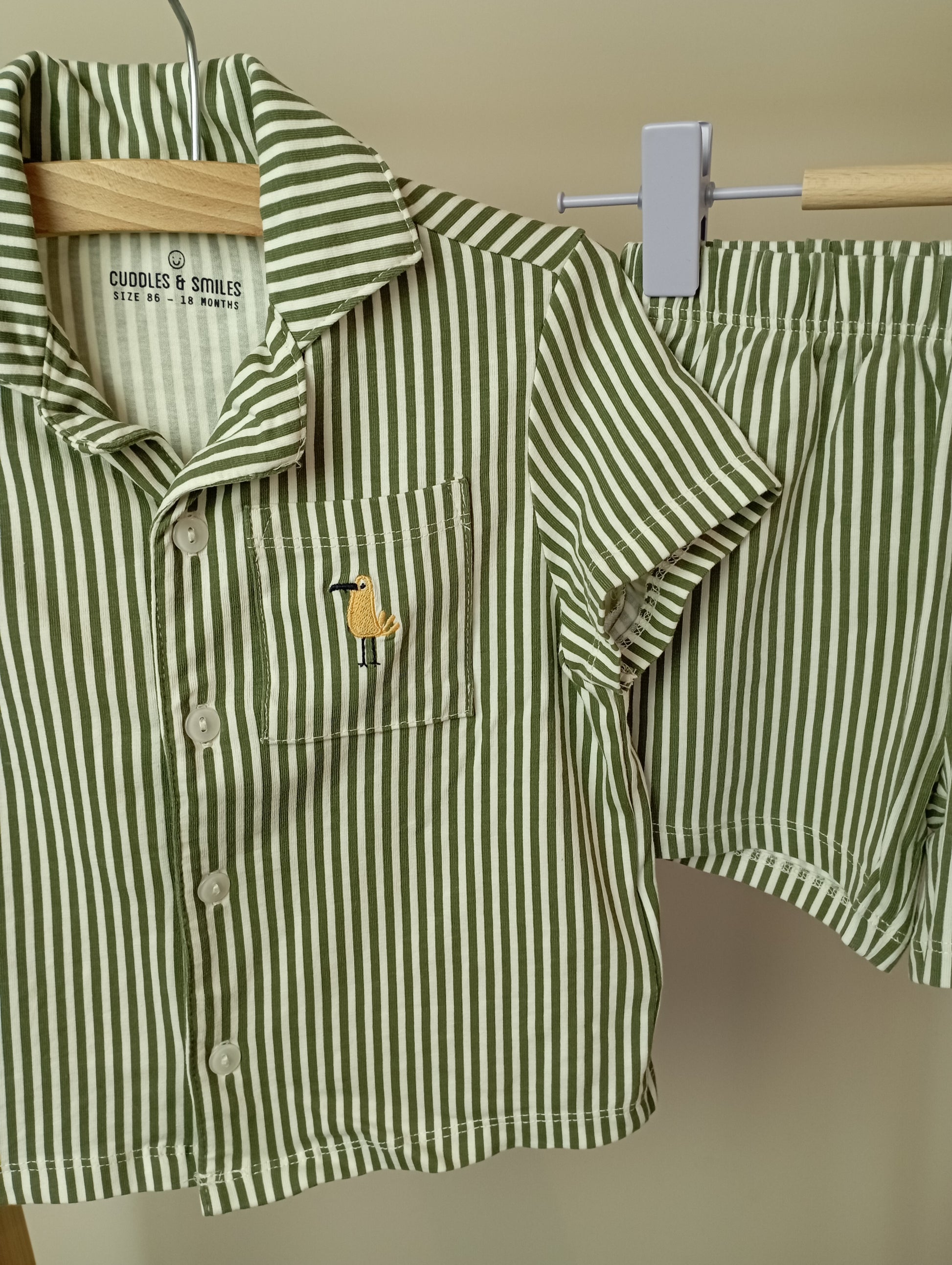 Pyjama met strepen 86 Cuddles and smiles