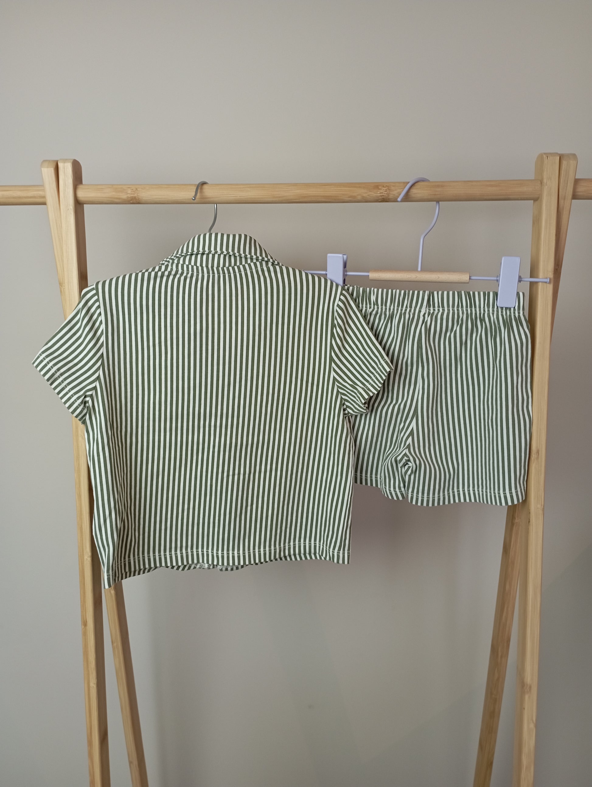 Pyjama met strepen 86 Cuddles and smiles