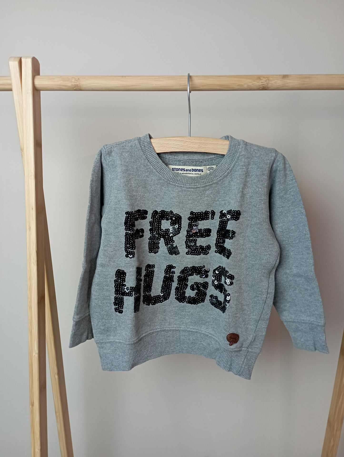 Trui "Free hugs" 92 Stones and Bones