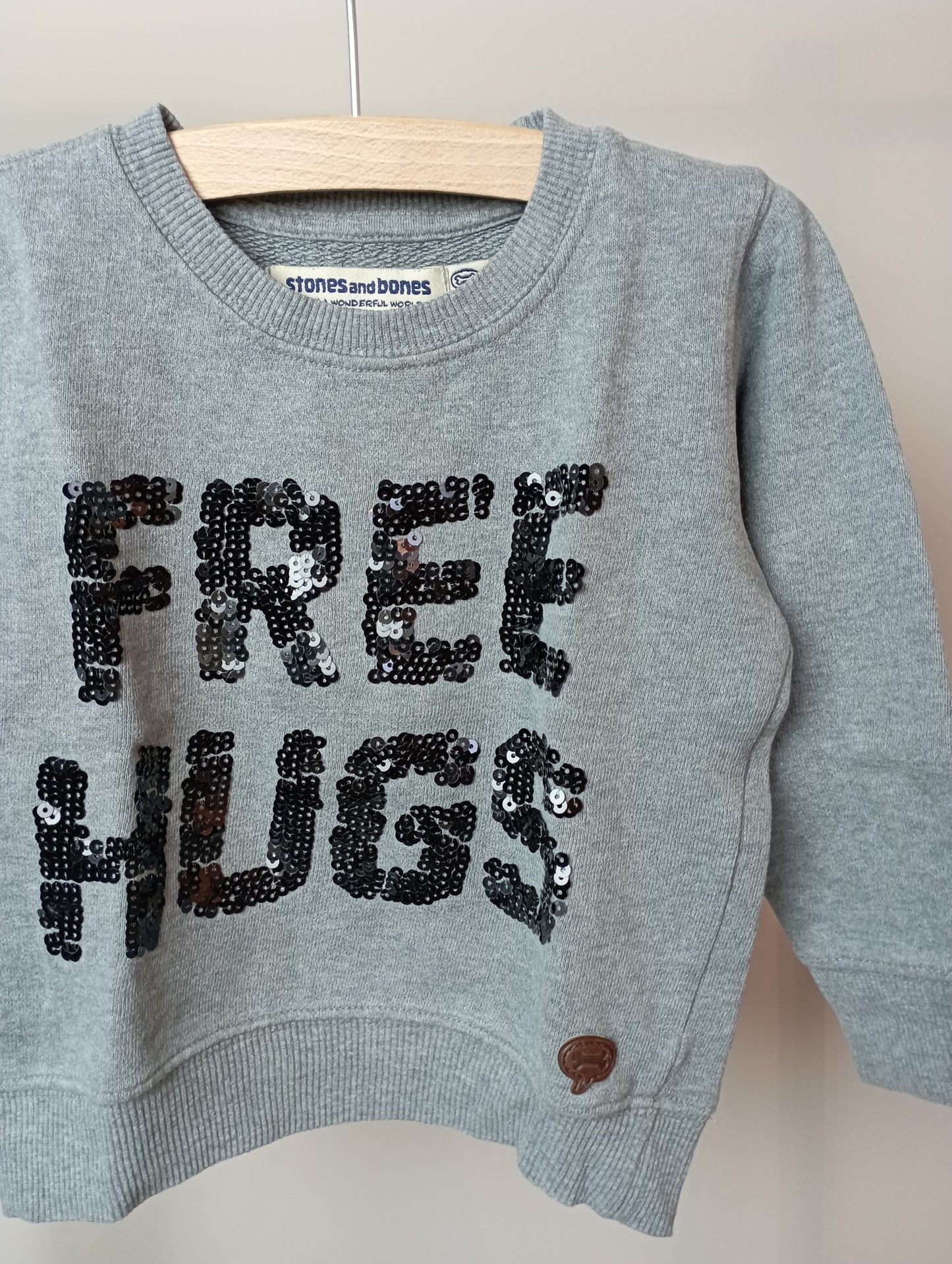 Trui "Free hugs" 92 Stones and Bones