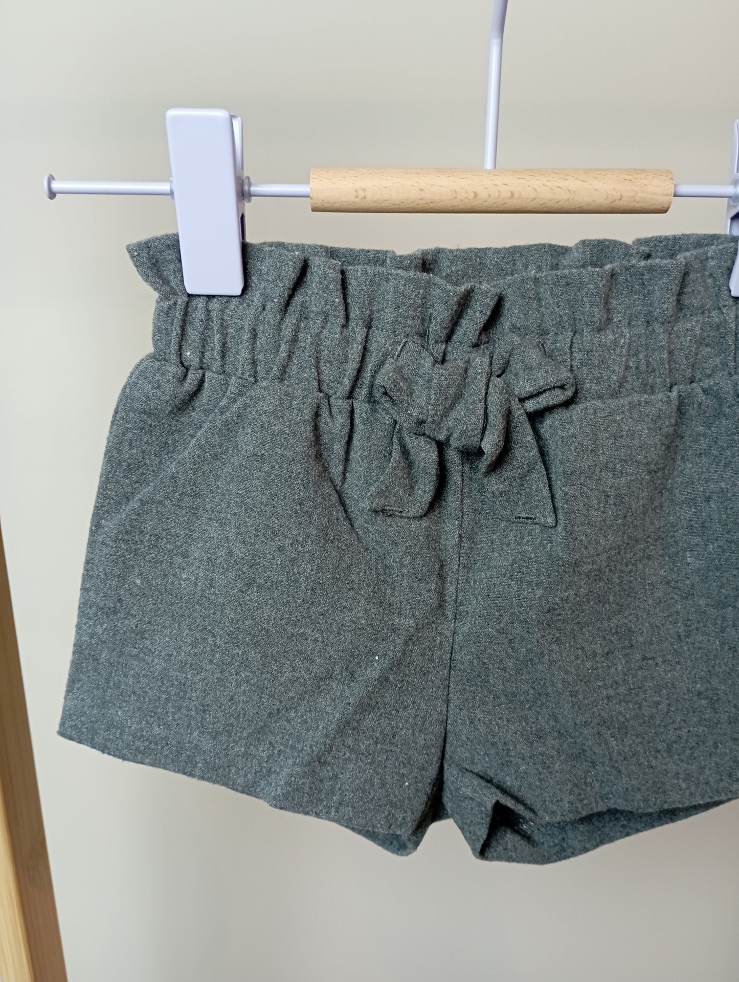 Short met strik 62 Cuddles and smiles