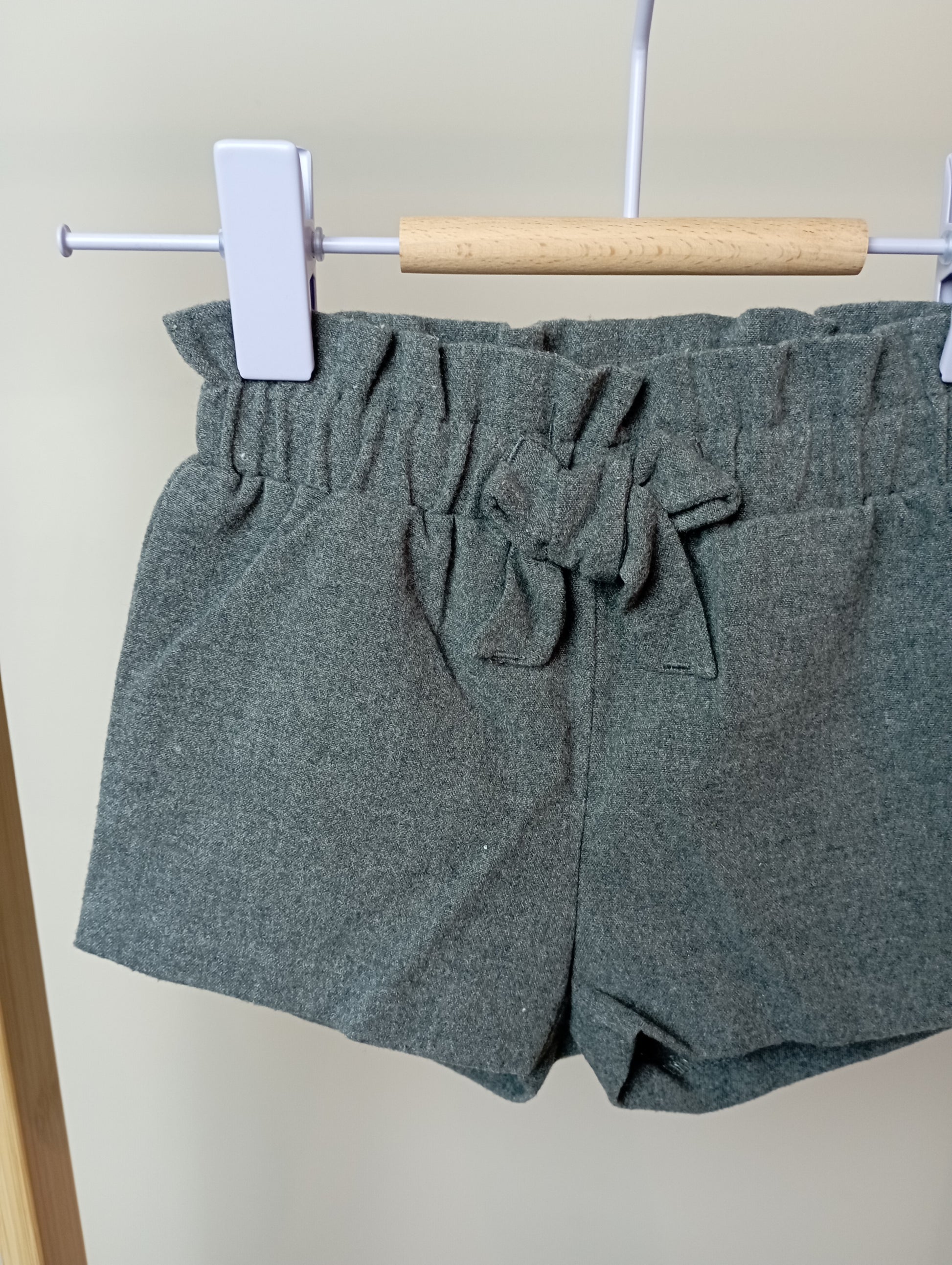 Short met strik 62 Cuddles and smiles