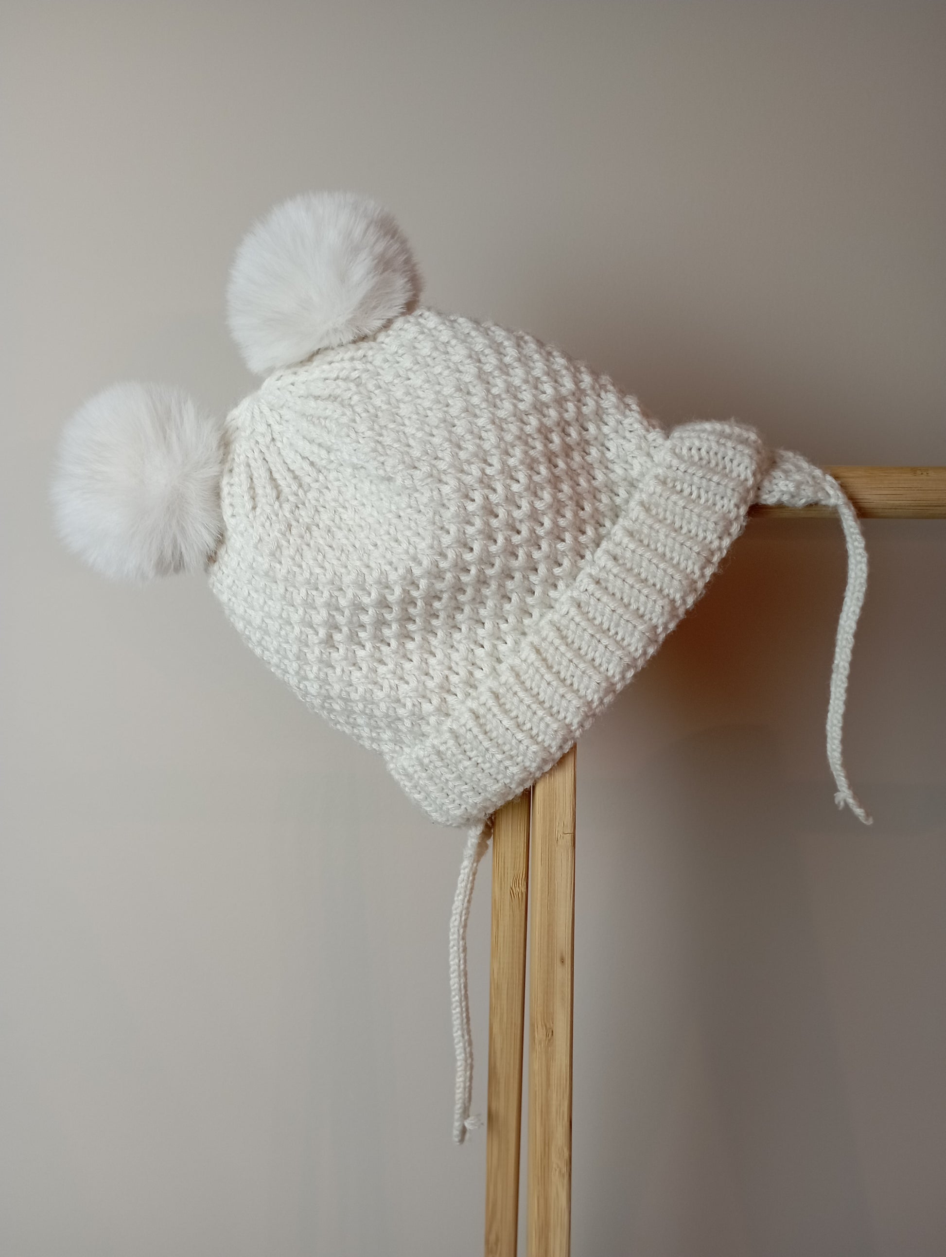 Muts met ponponnen 80 Zara