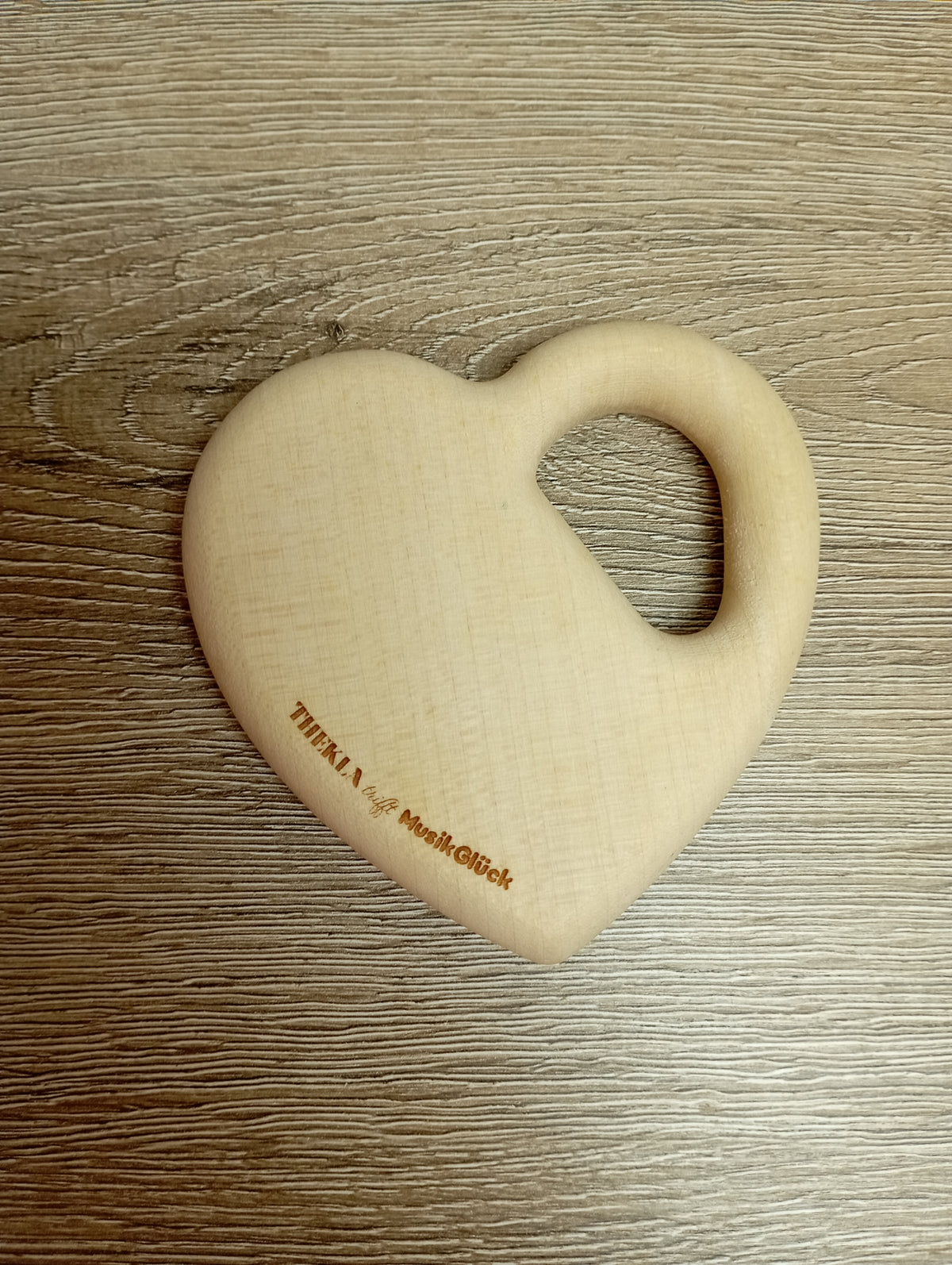 Houten rammelaar Thekla